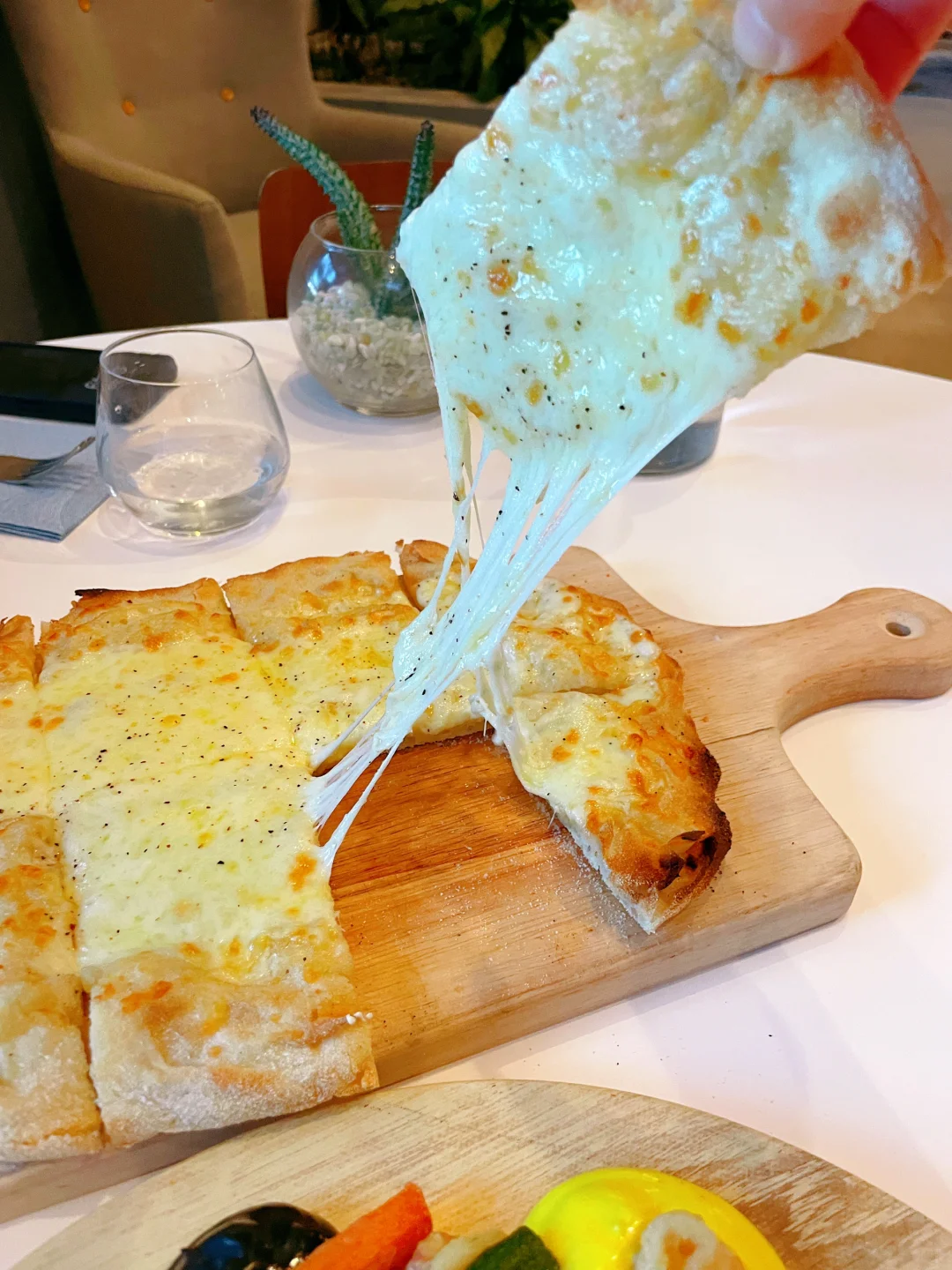 San Diego Food | Stretchy Cheese Pizza Hidden Near the Airport in the North!