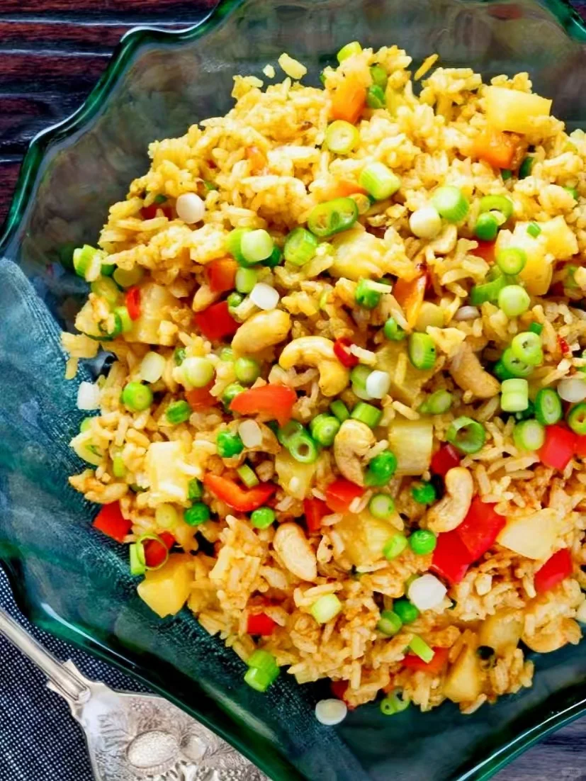 Everyone's raving about it! This mind-blowing pineapple fried rice is absolutely incredible!