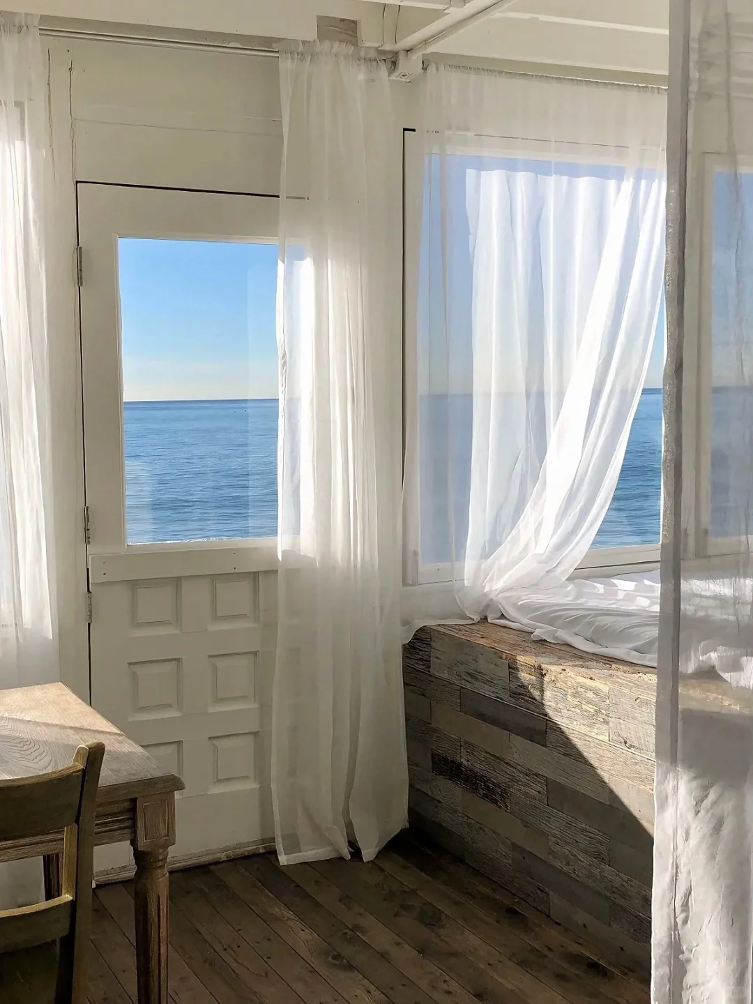 Malibu, LA 🌊: A Stunning Airbnb That Feels Like You're in the Middle of the Ocean