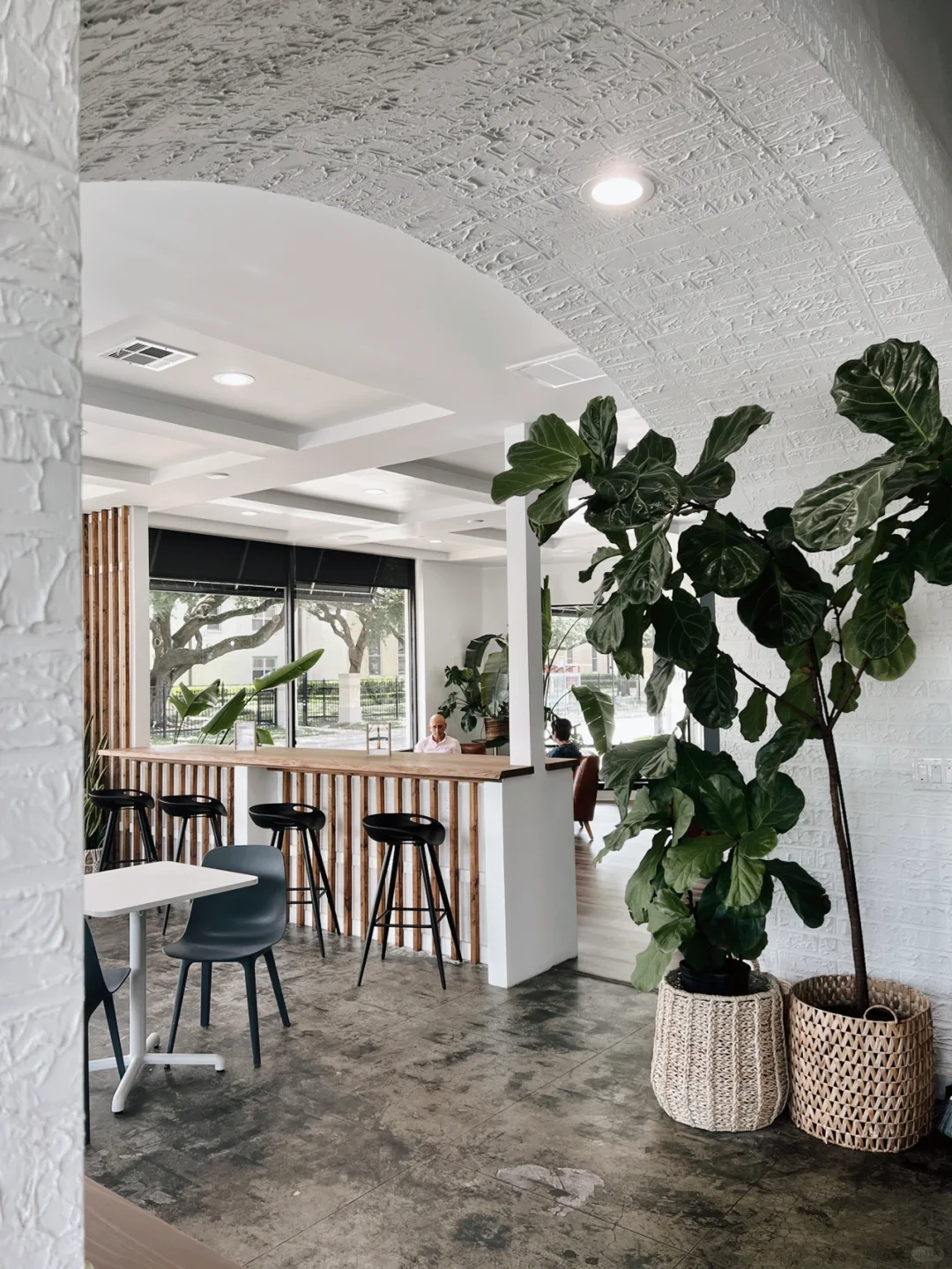 **Translation:**  
"Exploring Hidden Gems - A Relaxing Weekend Spent at Coffee Shops in Houston"  

**Explanation:**  
- "探店" translates to "exploring hidden gems" or "checking out spots," which conveys the idea of discovering new places.  
- "休斯顿" is simply "Houston."  
- "周末泡在咖啡店" translates to "spending the weekend at coffee shops," with "泡" implying a leisurely, immersive experience.  
