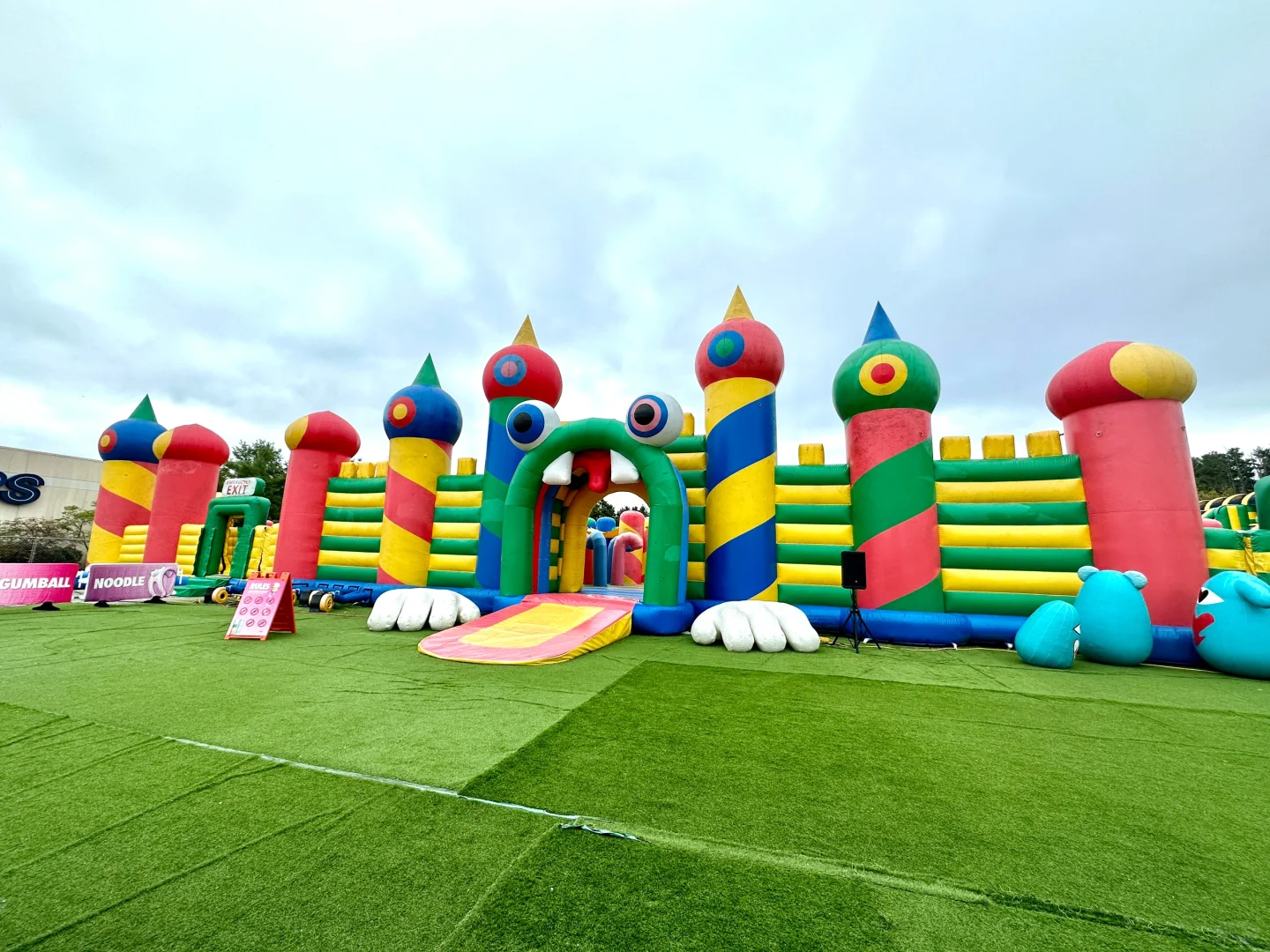 Around Boston🏰 The World’s Largest Inflatable Castle