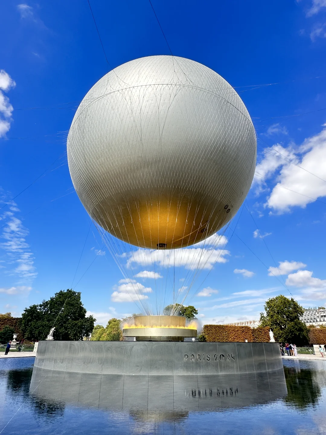 Pearl-like Paris Bonfire Balloons 🤩