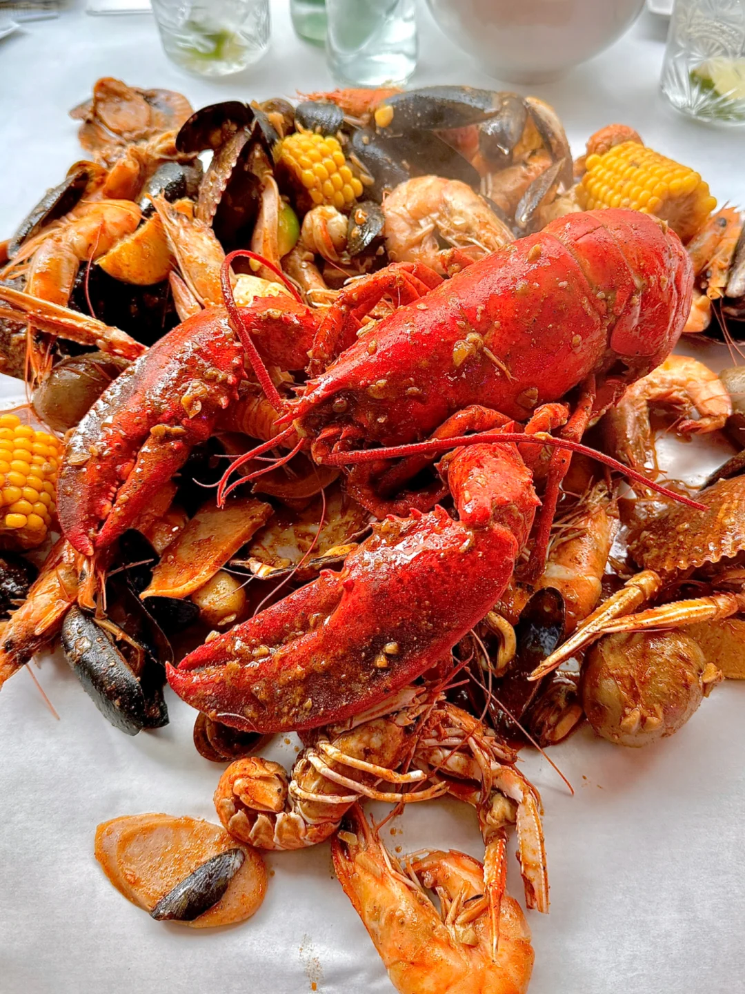 🇫🇷 Paris's Super Awesome Hand-Held Seafood 🦞 Feels So Freaking Satisfying to Eat ‼️