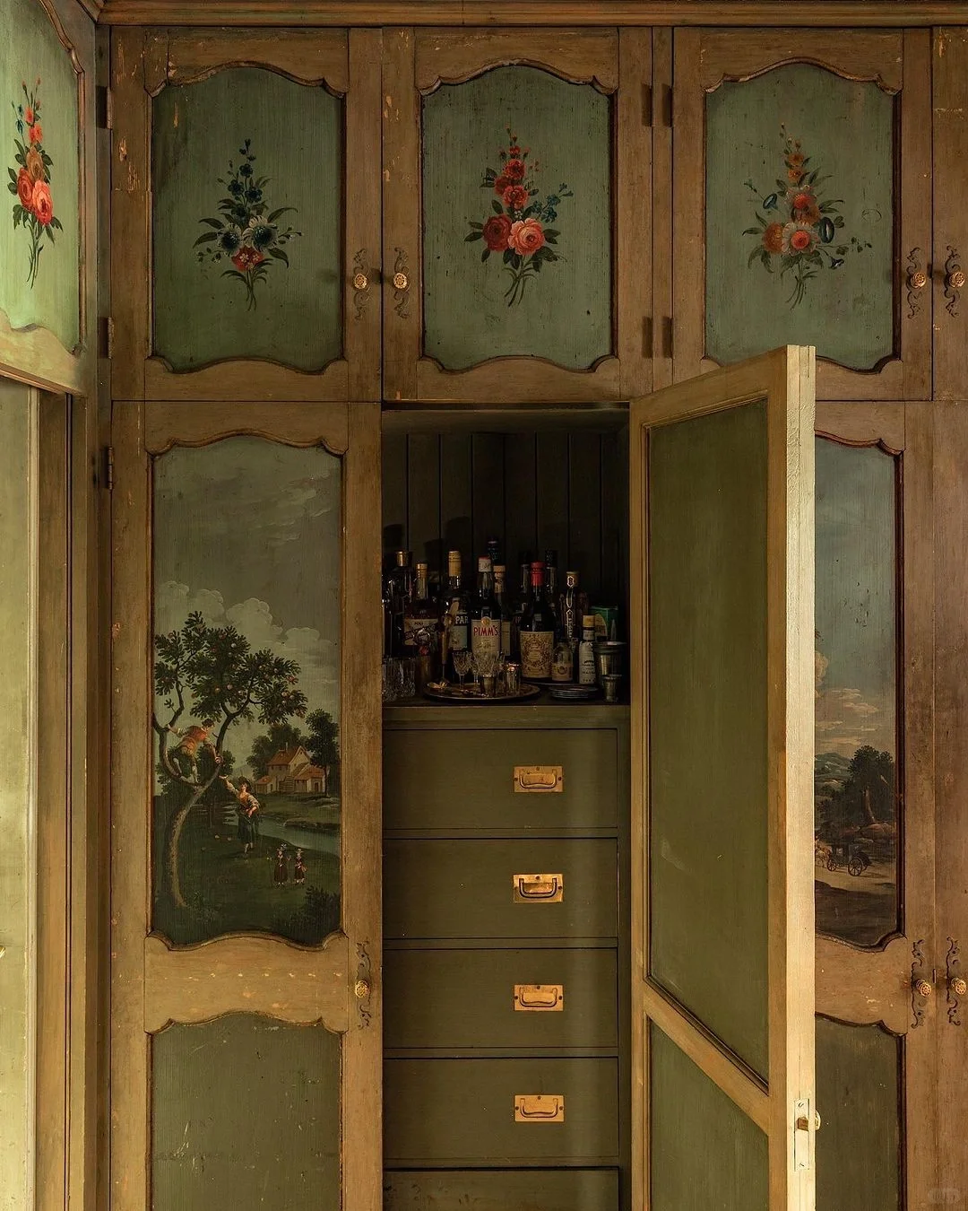 **"This House Was Relocated from Europe—Current Owner Hit the Jackpot!"**  

*Translation Notes:*  
- "捡大漏了" is a colloquial expression meaning to get an incredible deal or to stumble upon a rare opportunity, often implying that the person got something valuable at a much lower price than expected. "Hit the jackpot" captures this idea effectively in English.  
- "现房主" is translated as "current owner" to maintain clarity and flow.  
