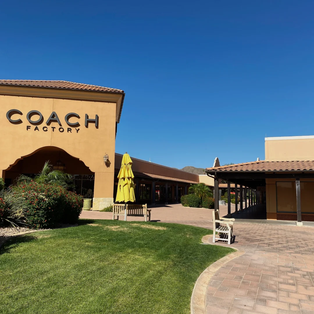 AZ Outlet in North Phoenix – If You Didn’t Tell Me, I’d Think It Had Closed Down