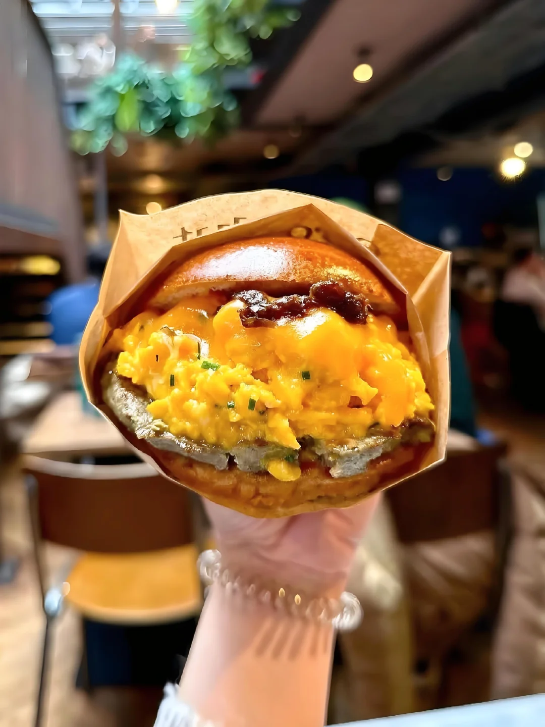 You Can't Miss This Burger Spot in LA 🍔