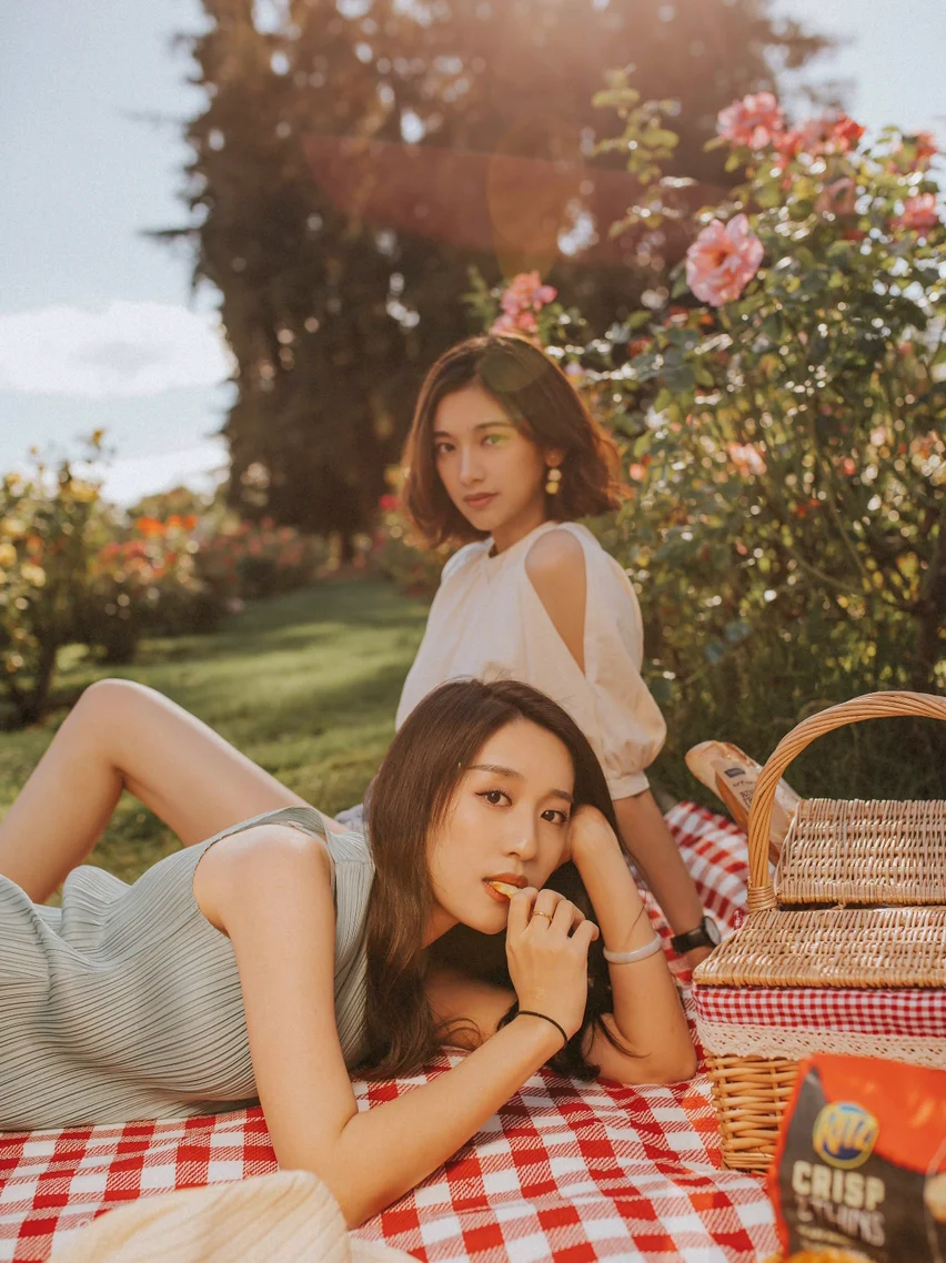 Holiday Picnic | How to Capture Sun-Kissed Bestie Photo Shoots