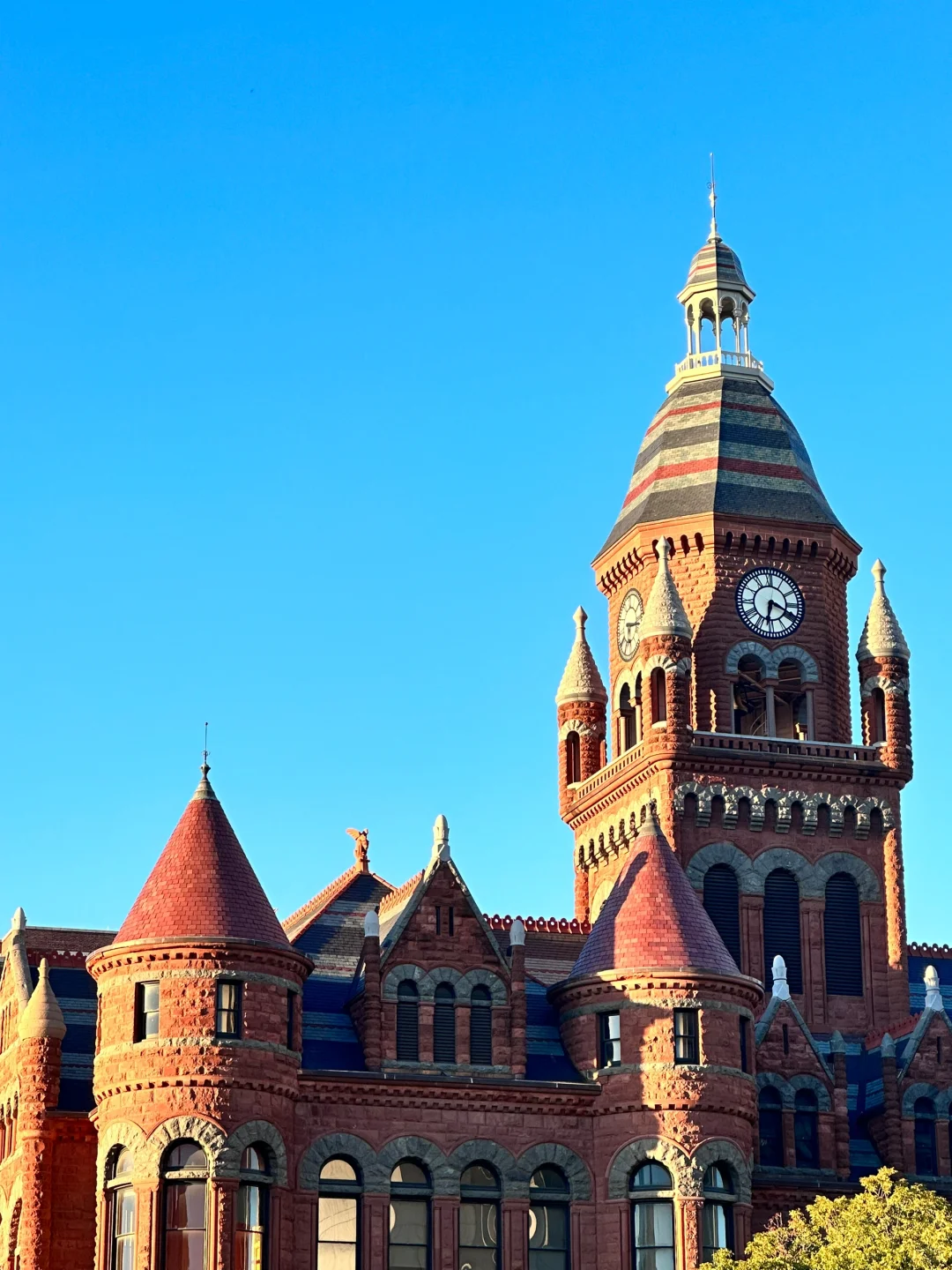 Reliving History in the Autumn Breeze: A Weekend Getaway to Dallas 🔥