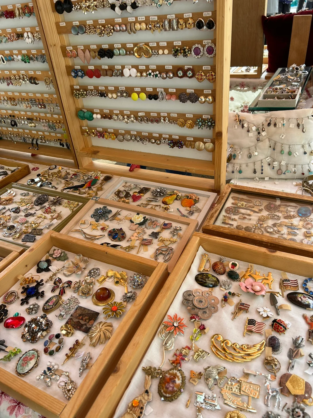 Lucky you if you're in Osaka these days, the flea market is back!