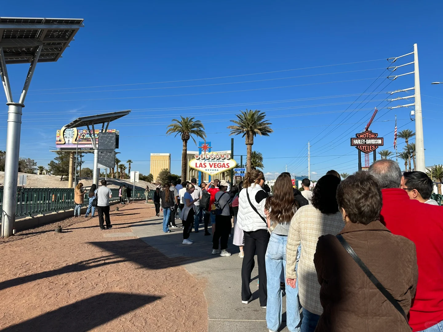 Tourist Photo Spot Check-In: 30 Minutes in Line, 30 Seconds for the Shot