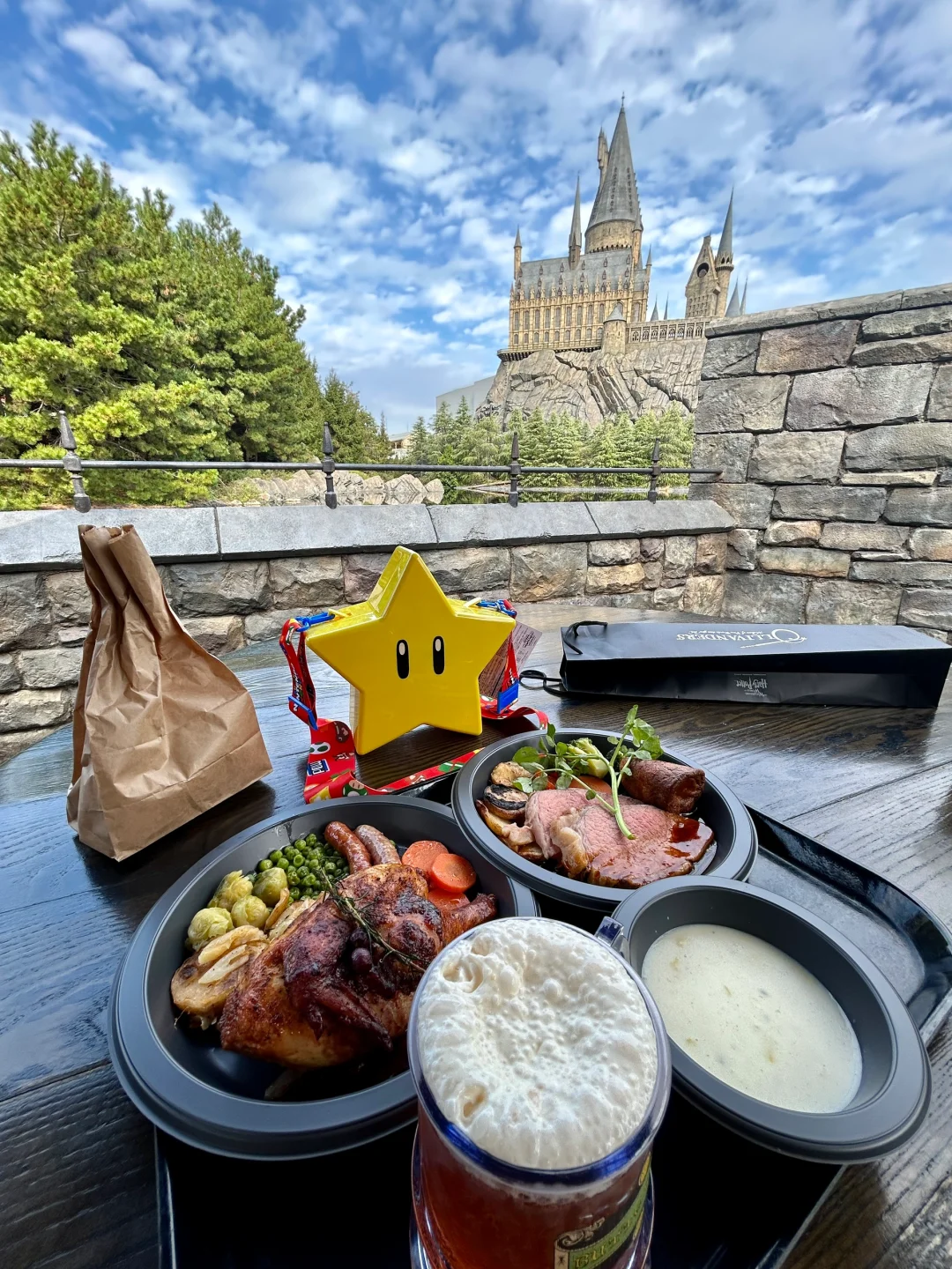 Universal Studios Osaka | Snagged a seat at the Hogwarts Castle view spot in The Three Broomsticks