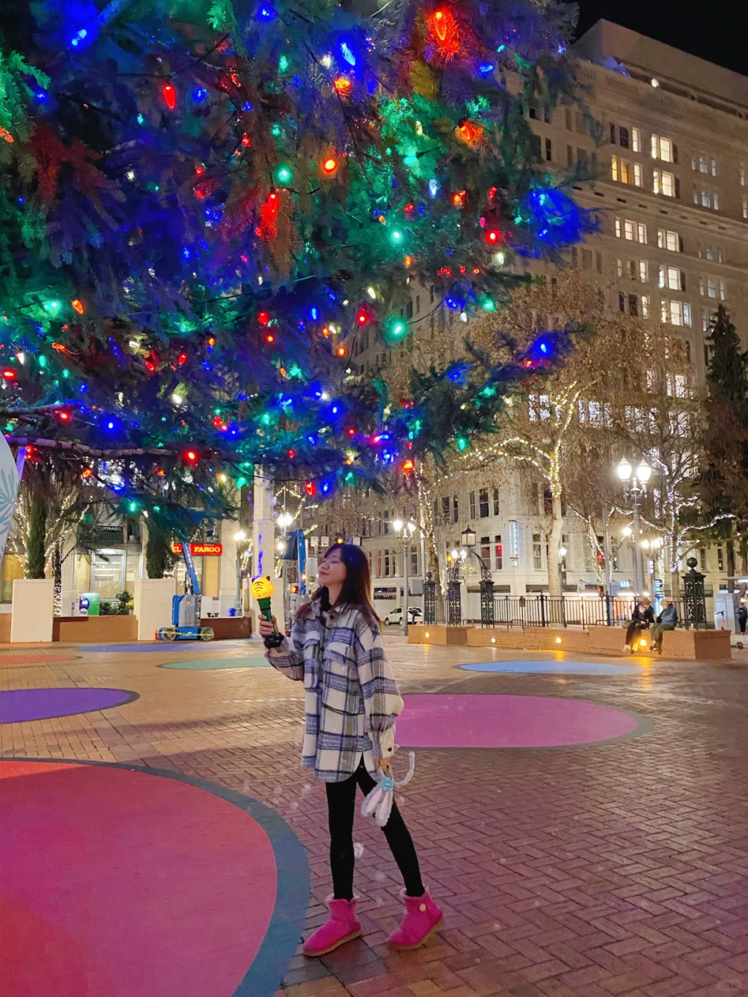 "Merry Christmas 🎅🎁: The Grand Christmas Tree 🎄 in Portland's Downtown"