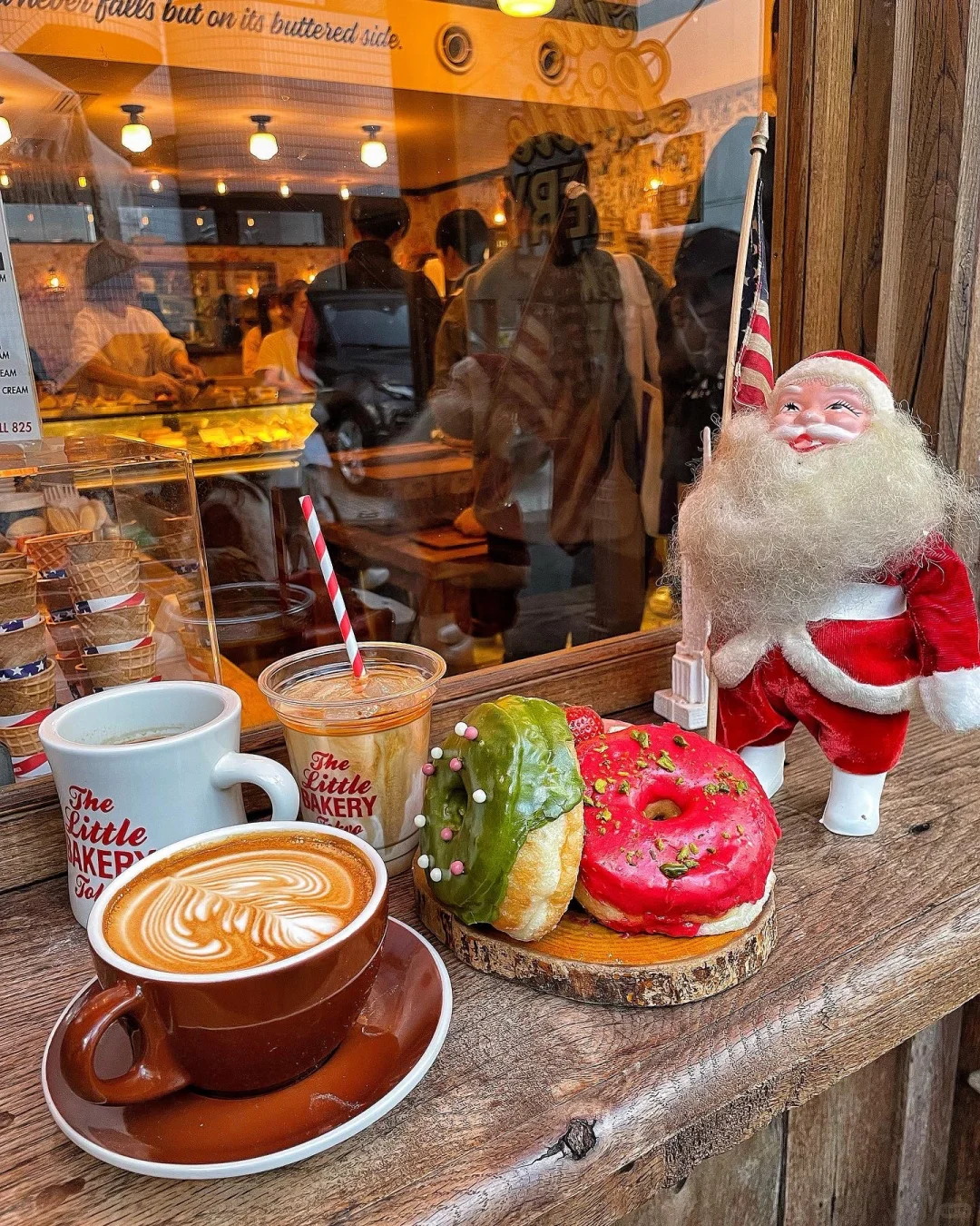 This Tokyo café's terrace is so Christmas-y!