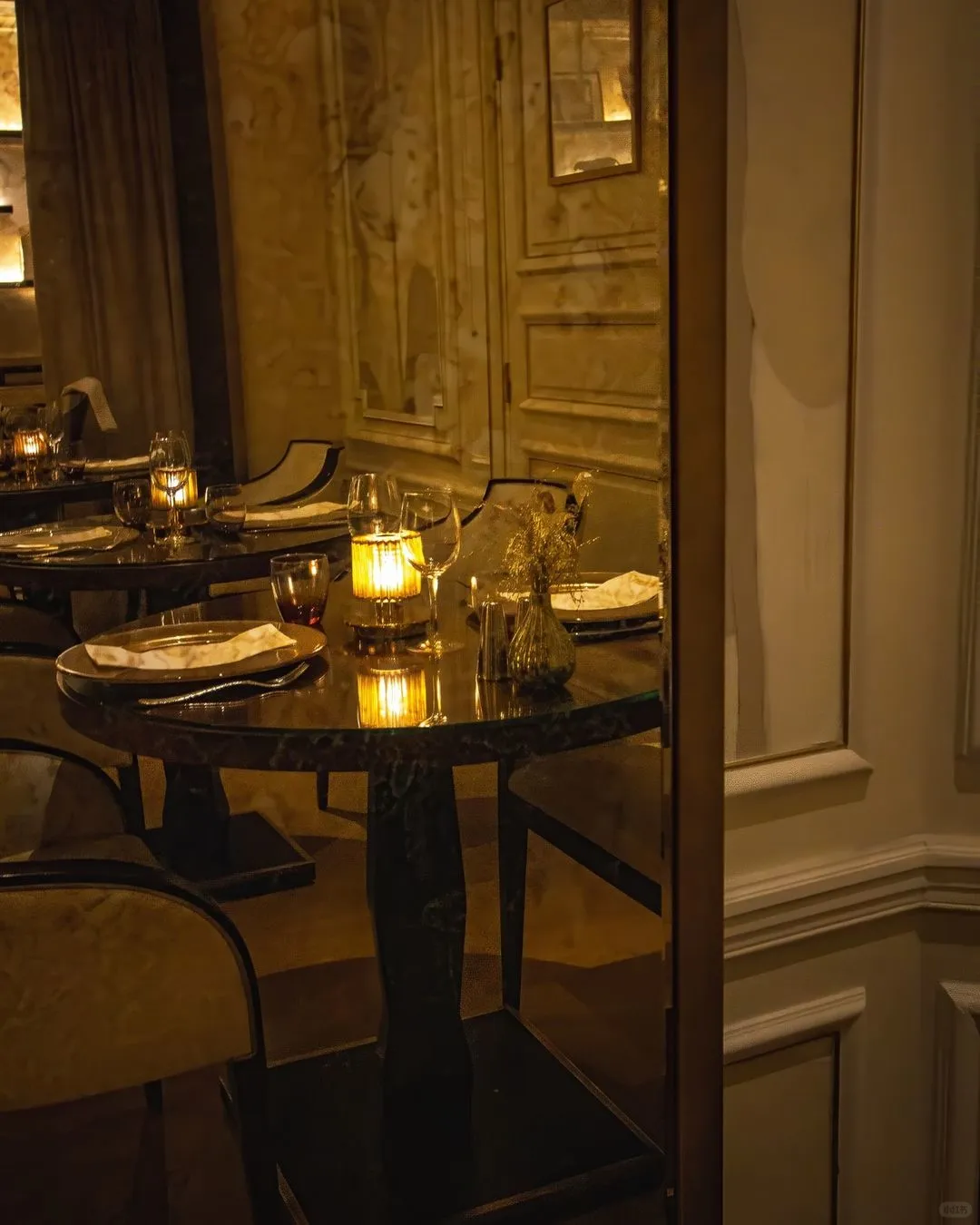 Unmissable French Restaurant Near the Arc de Triomphe with Unbeatable Ambiance 🇫🇷 🔥