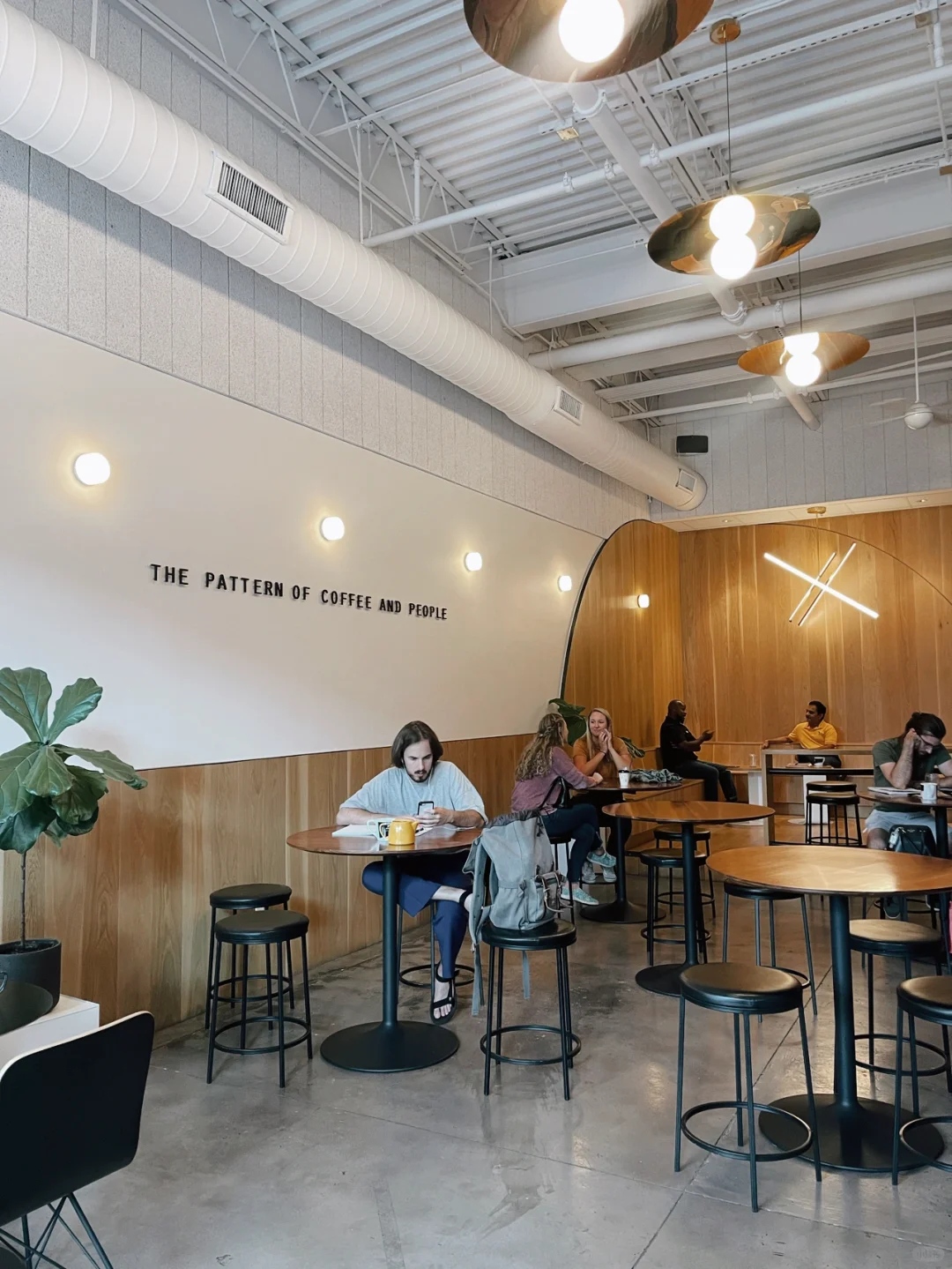 Minimalist Austin Café – Houndstooth