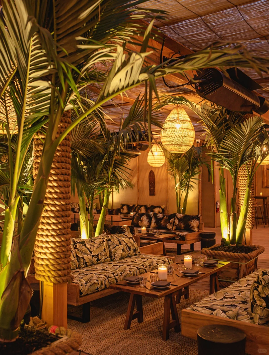 Hawaiian Tropical Rainforest-Themed Restaurant 🏝️🌴