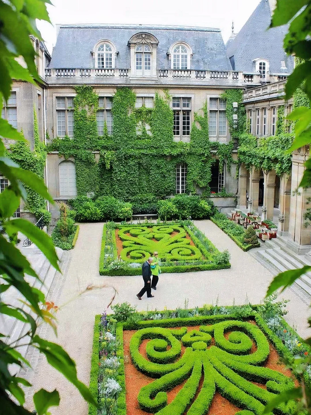 Hidden Gem in Paris' Marais District: The Stunning Courtyard Museum! 🏛