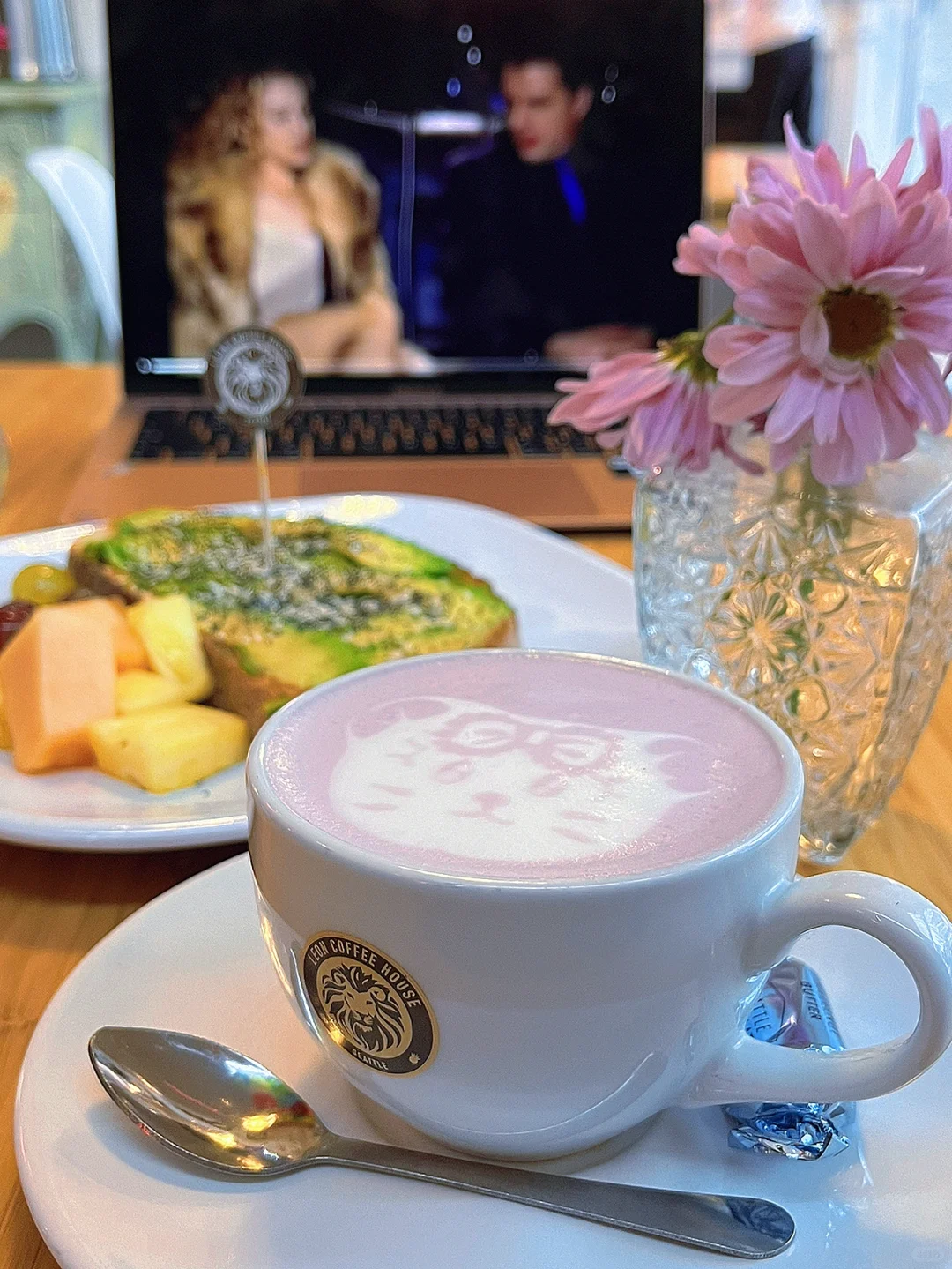 Celebrity Spotting | Adorable Latte Art Café Near UW in Seattle
