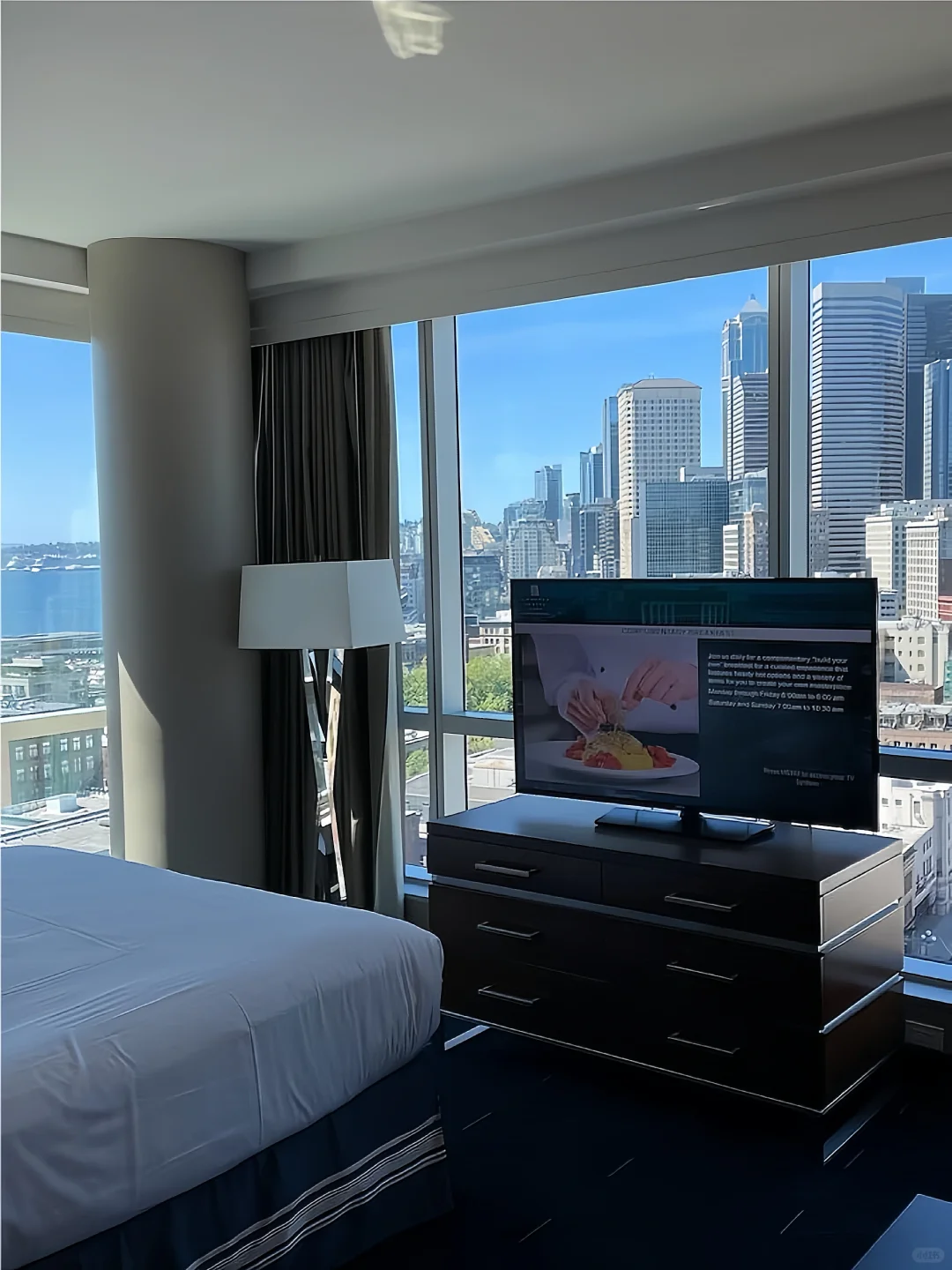 Seattle! Budget Hotel Right by the Train Station 😭 Can't Get Enough