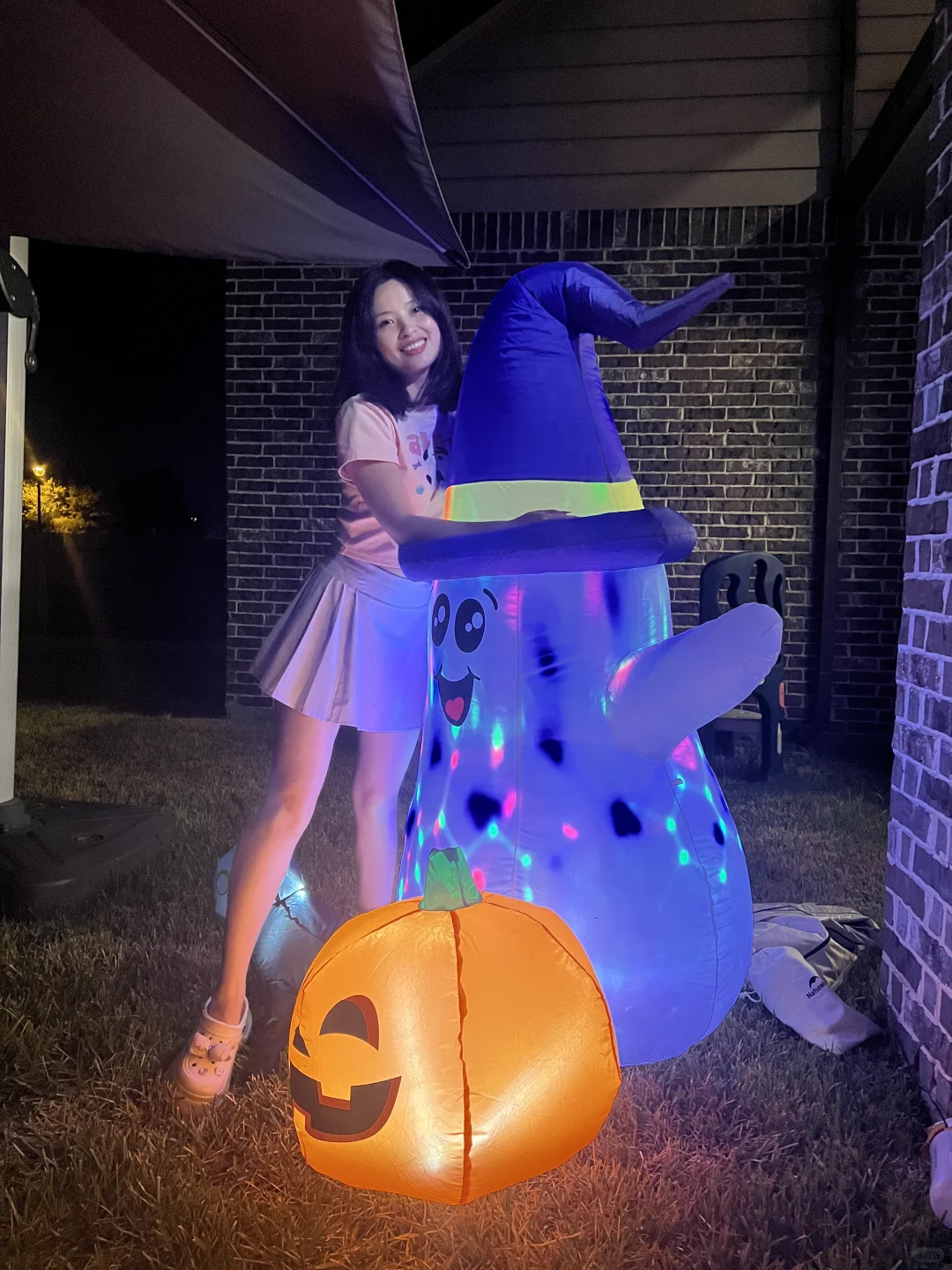 When it gets dark, isn't it time for drinks? 🍻 Who's joining, buddies?