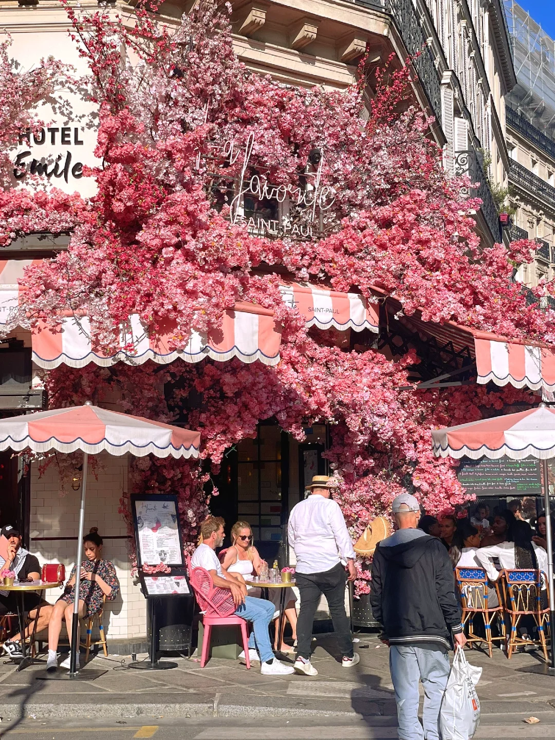 Chic Cafés in Paris 💐