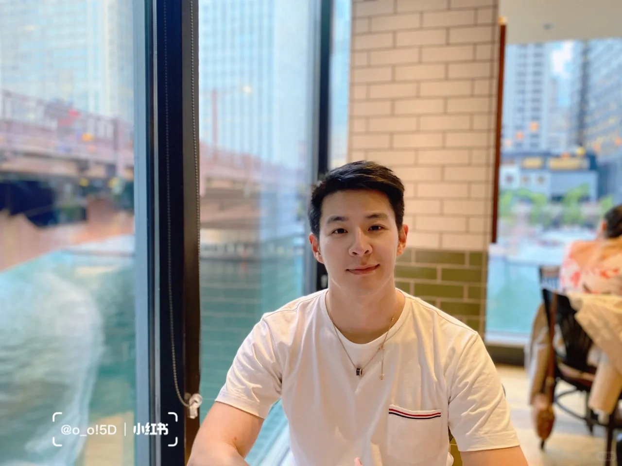 【Chicago】Is There a Steakhouse Hidden Beneath the Corn Cob Building?