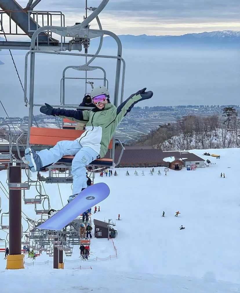 Kansai Hakodateyama | Skiing and Enjoying the Scenic Biwa Lake in Winter