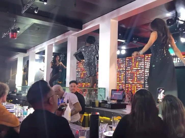 SF's Wild Drag Queen Restaurant! Eat and Watch the Show!