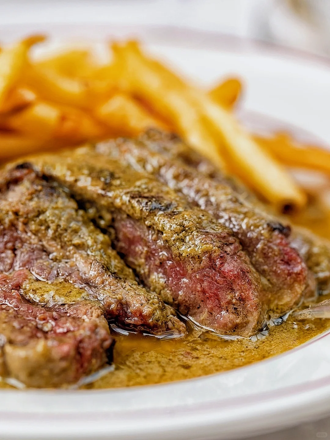 Paris Food Hunt | This Restaurant Has Been Serving Just One Dish for Decades 🥩