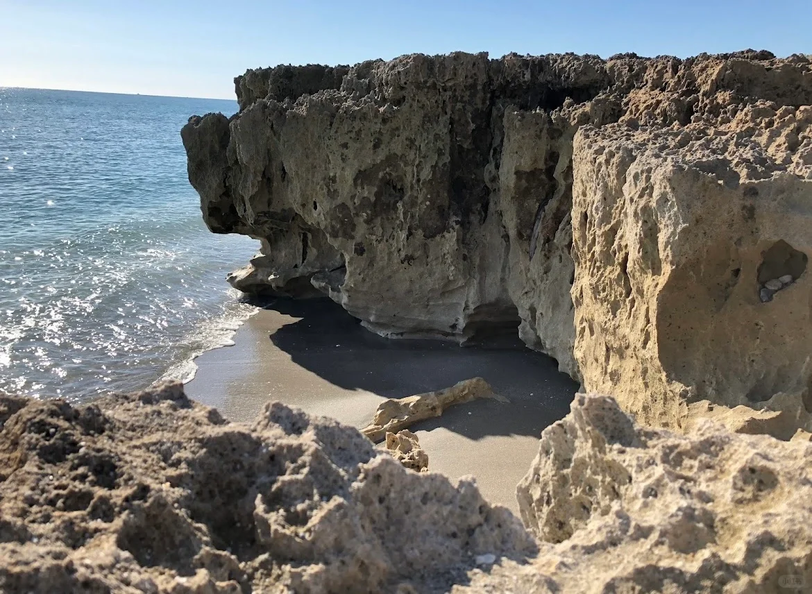 Must-See East Coast Gem: Florida's Stunning Coastal Boulders and Cliffs 🌊