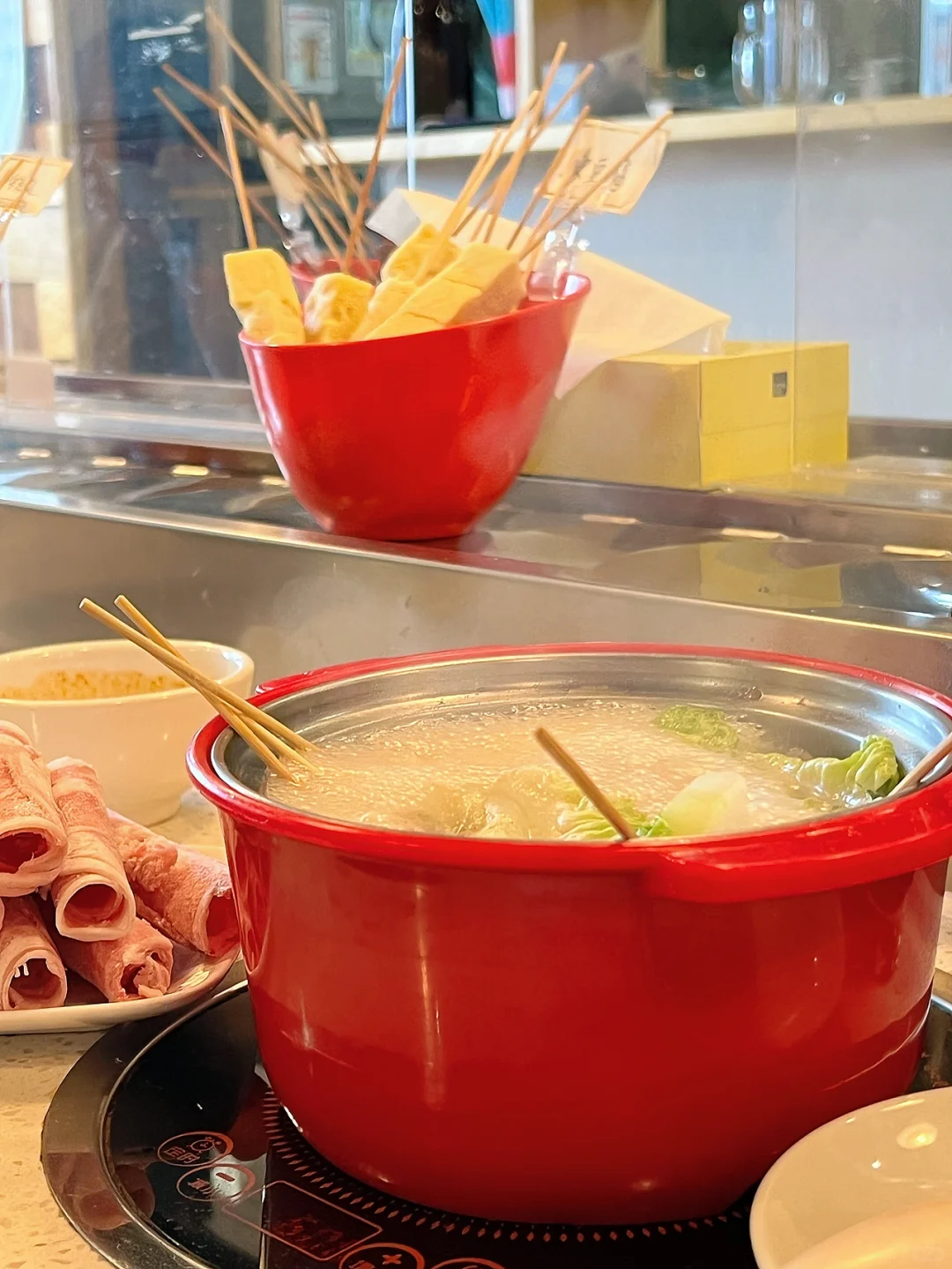 Tokyo Eats | Super Delicious Revolving Hot Pot! Just 100 Yen per Skewer!