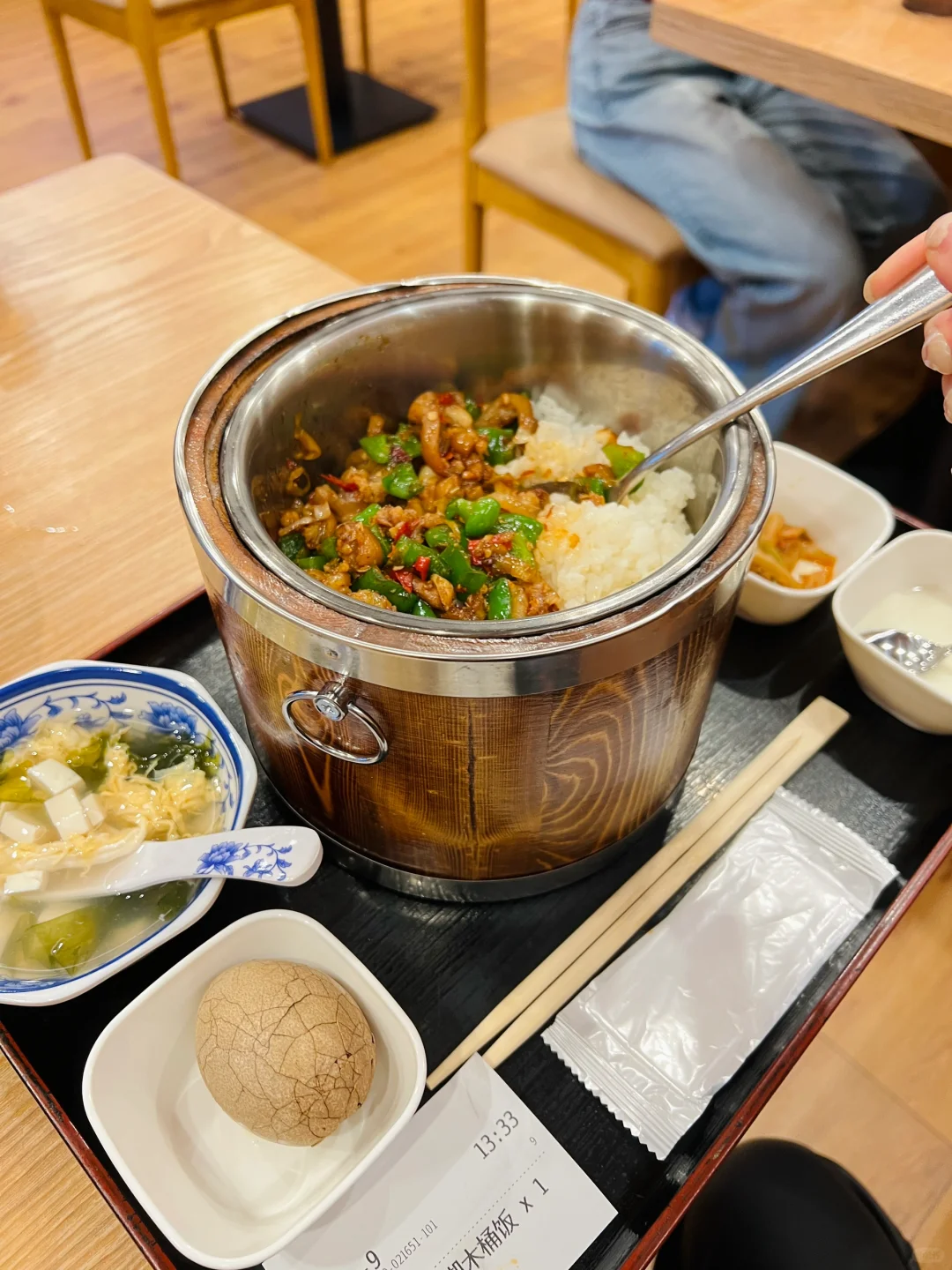 The Bone-Removed Pig Trotters in a Wooden Bucket at Gao Ma are So Good, You Won't Even Make a Sound While Eating